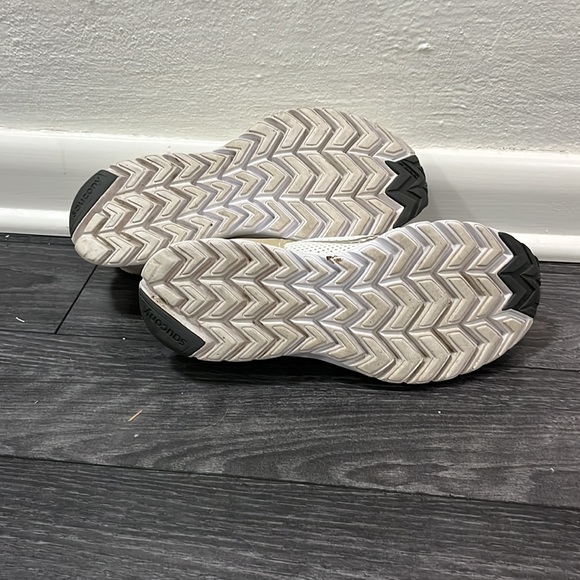 Saucony ivory running sneakers- size 10 - Picture 4 of 6